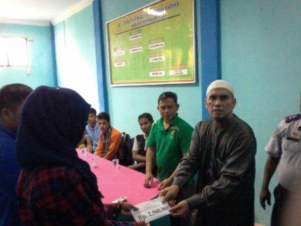 Basnas Rohul Serahkan Bantuan Beasiswa Yang Berprestasi